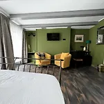 Guest 3*